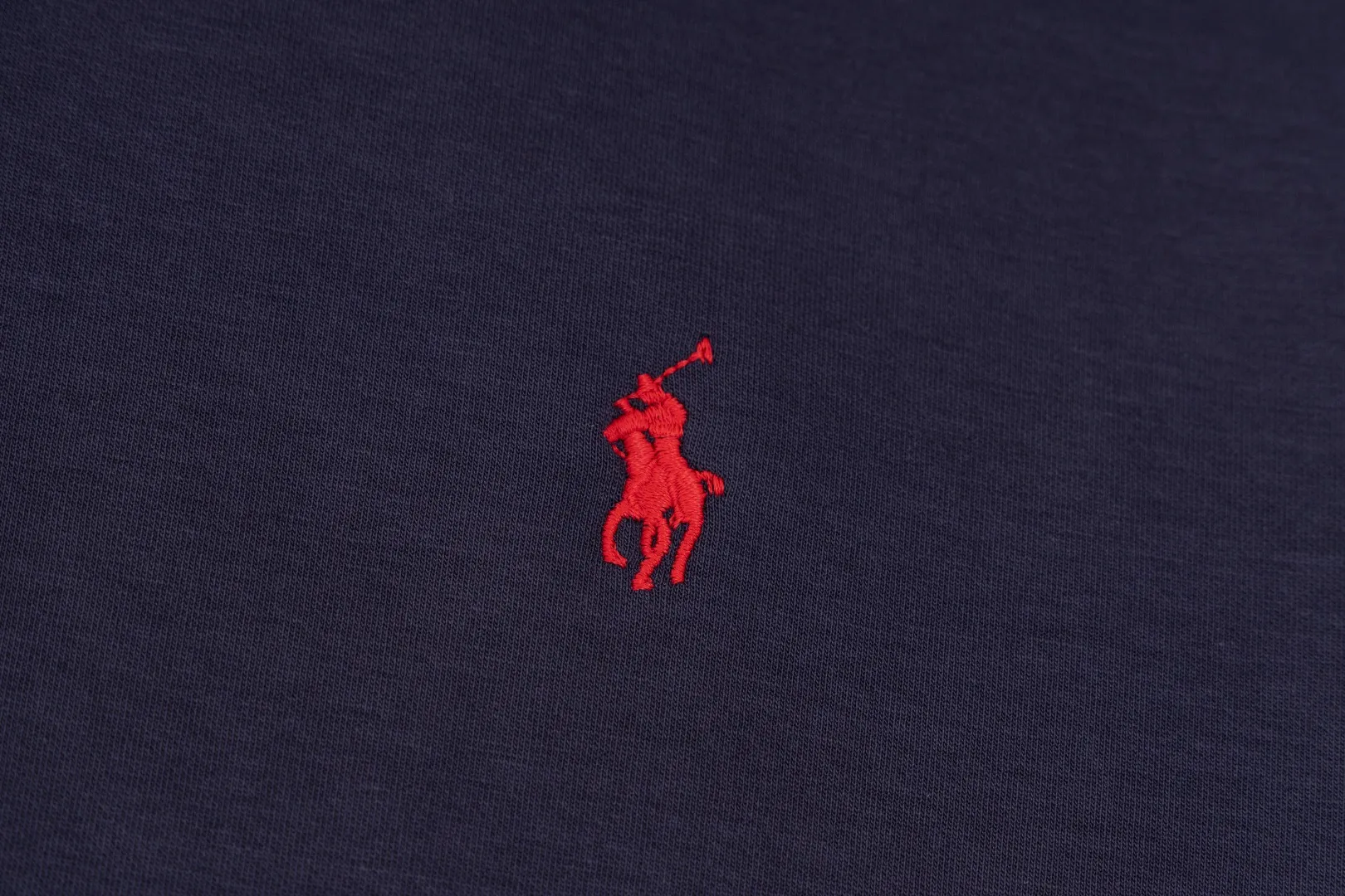 P236 #R95 Ralph Lauren/Ralph Lauren Twelve Color Pony🐎 Embroidered zipper cardigan jacket hooded sweatshirt This hooded sweatshirt is decorated with a simple style that represents Ralph Lauren. It is paired with a pony embroidery pattern, which is three-dimensional and full! The solid color fabric paired with exquisite embroidery instantly sets it off! Hooded sports design, loose and casual fit! The overall texture is very strong! Through the pictures, we can feel the thickness and texture of custom-woven and dyed threads. The workmanship is exquisite. They are shipped from major foreign trade factories. They are all made by masters with many years of experience. Everything is of high standards and requirements! Simple and versatile style ~ super delicate and soft, close to the body without being tied, all fabrics and accessories are original custom-made and of high quality! Perfectly reflects the brand’s sense of superiority! Standard cut, comfortable stretch, unrestricted movement! Highly practical, high-end and classy! Versatile style ~ can be paired with jeans or jogging pants. Ideal for transitioning from your morning commute to weekend events!  Color: Black with red label Black with white label Khaki Navy blue with red label Navy blue with white label White Light gray Dark gray Burgundy Army green Light blue Pink Size: S M L